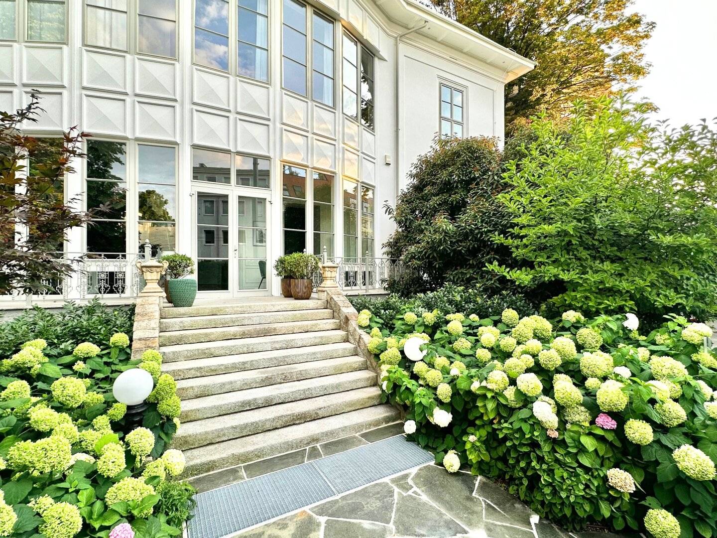 Viennese Grandeur in the Hietzinger Cottage | 1.052 m² + Garden + 14 Underground Parking Spaces | Top Features