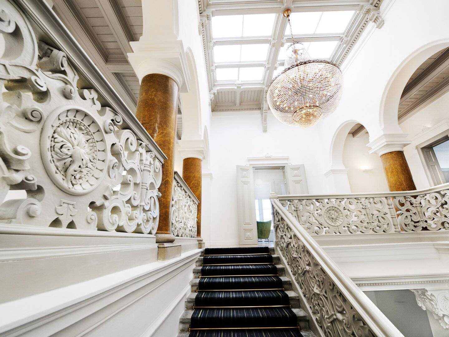Viennese Grandeur in the Hietzinger Cottage | 1.052 m² + Garden + 14 Underground Parking Spaces | Top Features