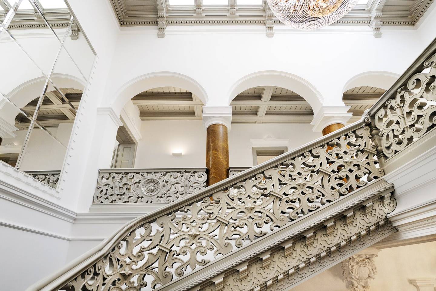 Viennese Grandeur in the Hietzinger Cottage | 1.052 m² + Garden + 14 Underground Parking Spaces | Top Features