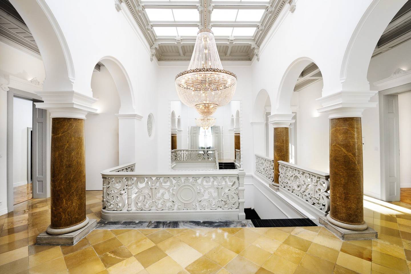 Viennese Grandeur in the Hietzinger Cottage | 1.052 m² + Garden + 14 Underground Parking Spaces | Top Features