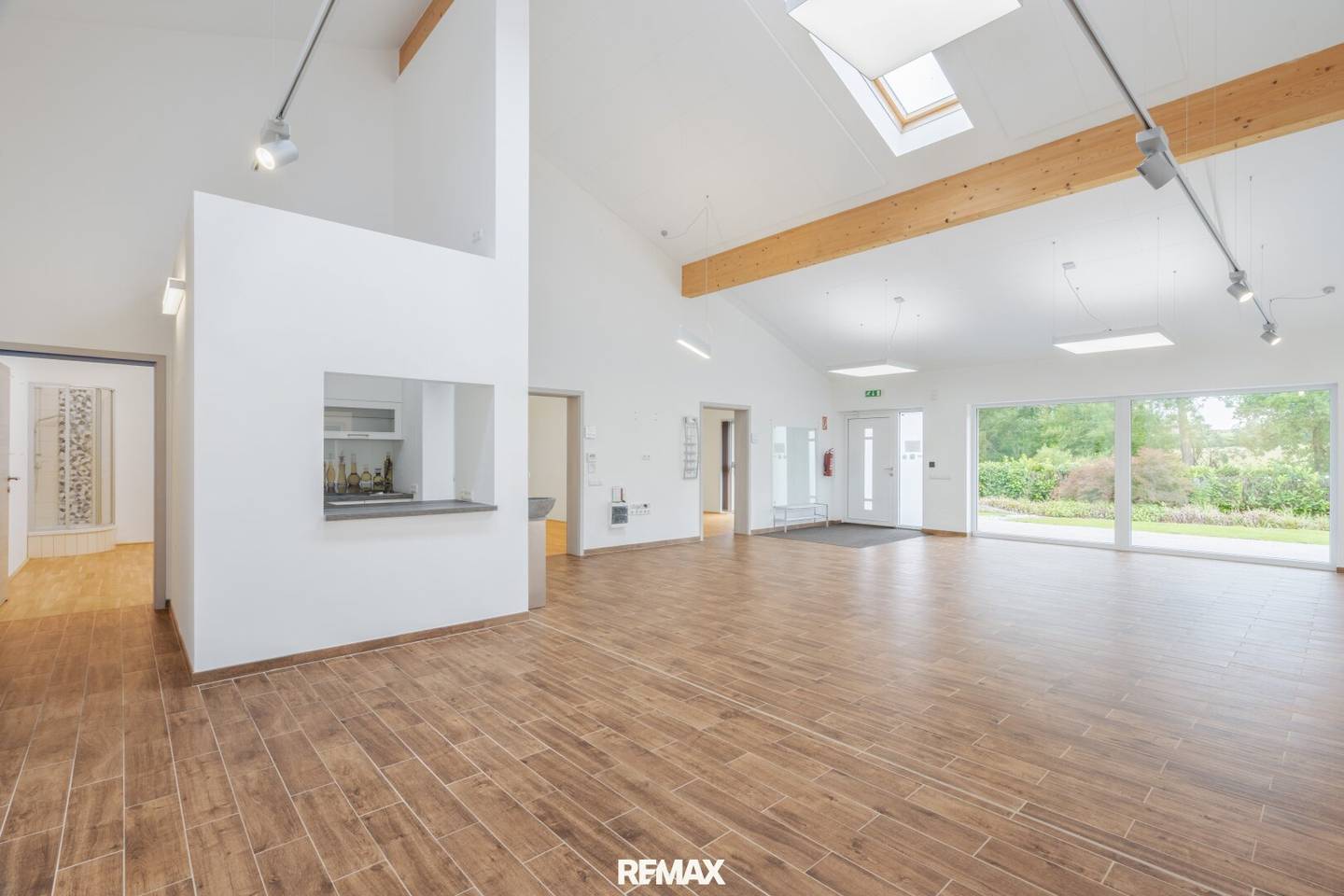 Versatile commercial property with spacious garden – practice, therapy, medical practice, law firm or office