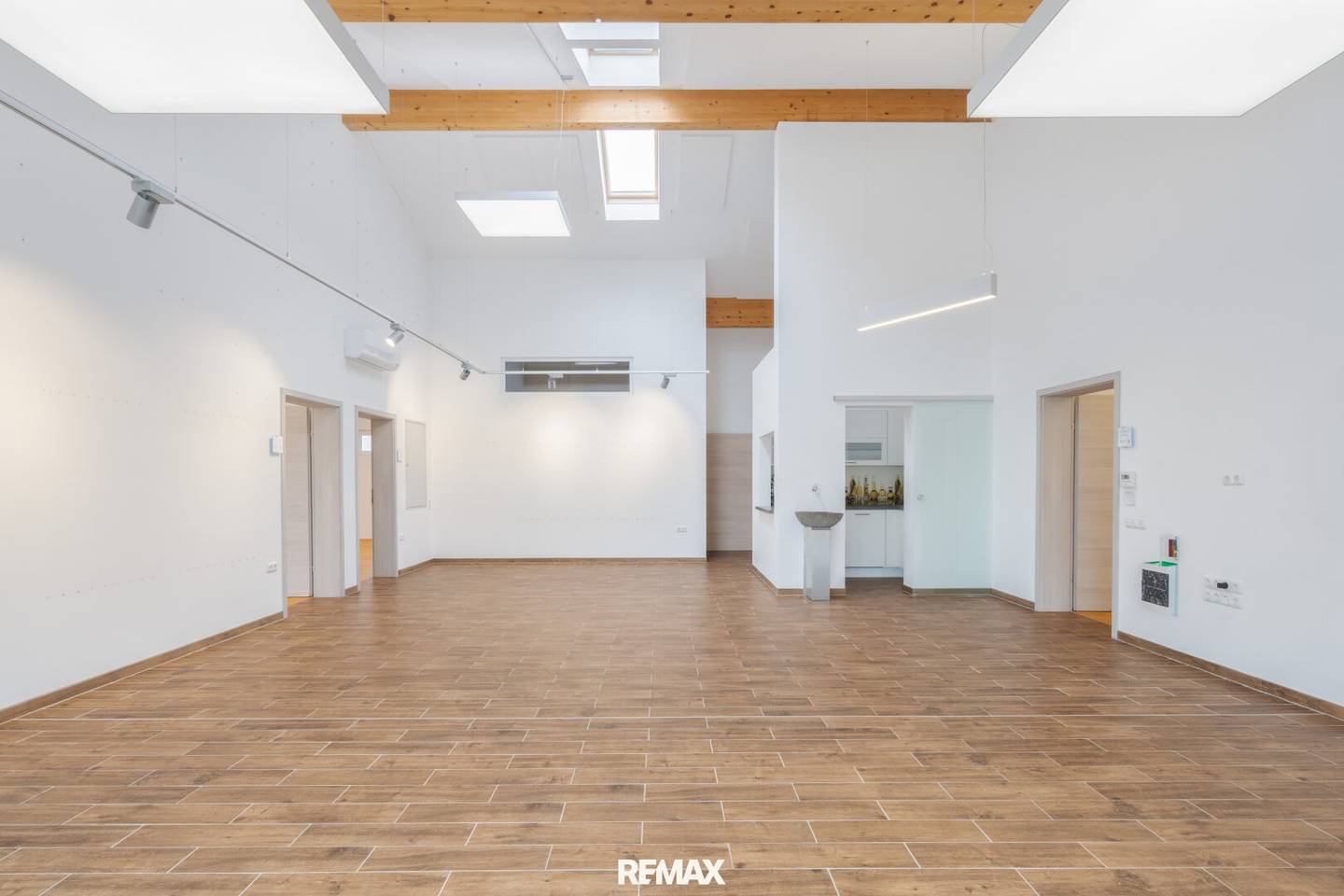 Versatile commercial property with spacious garden – practice, therapy, medical practice, law firm or office