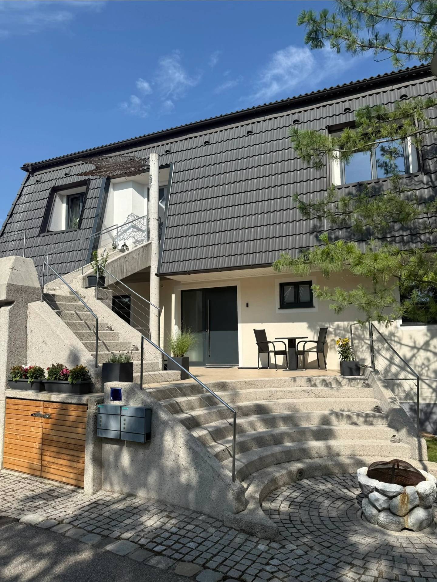 Familienwohnung mit privatem Pool und großzügigem Garten