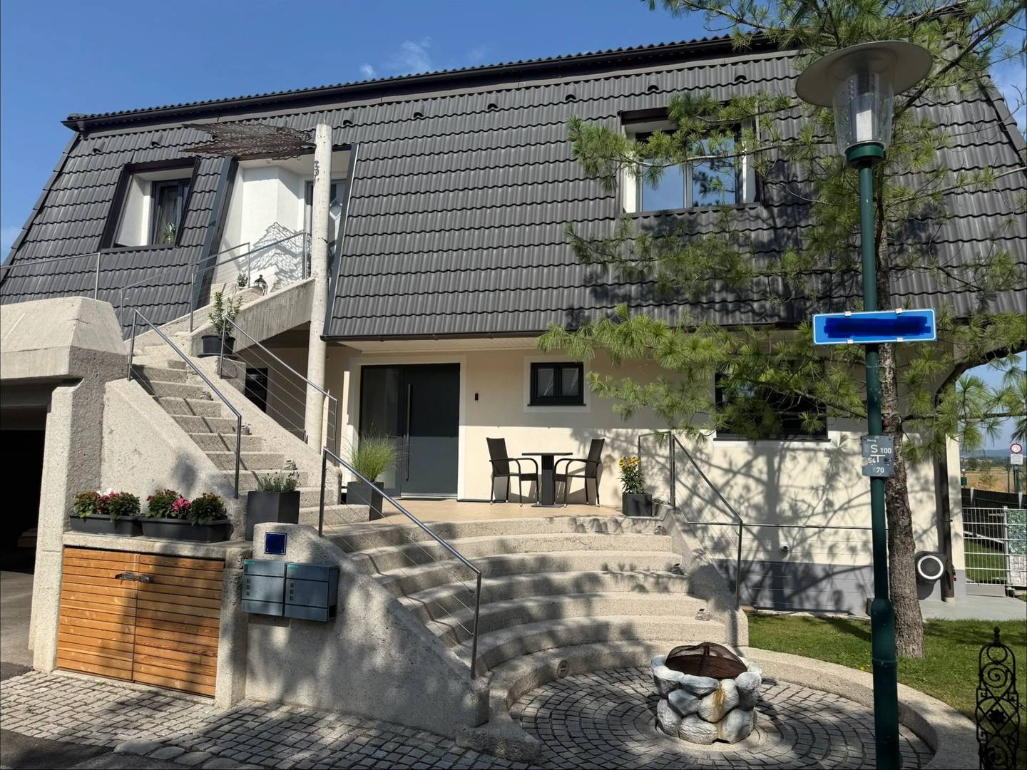 Familienwohnung mit privatem Pool und großzügigem Garten