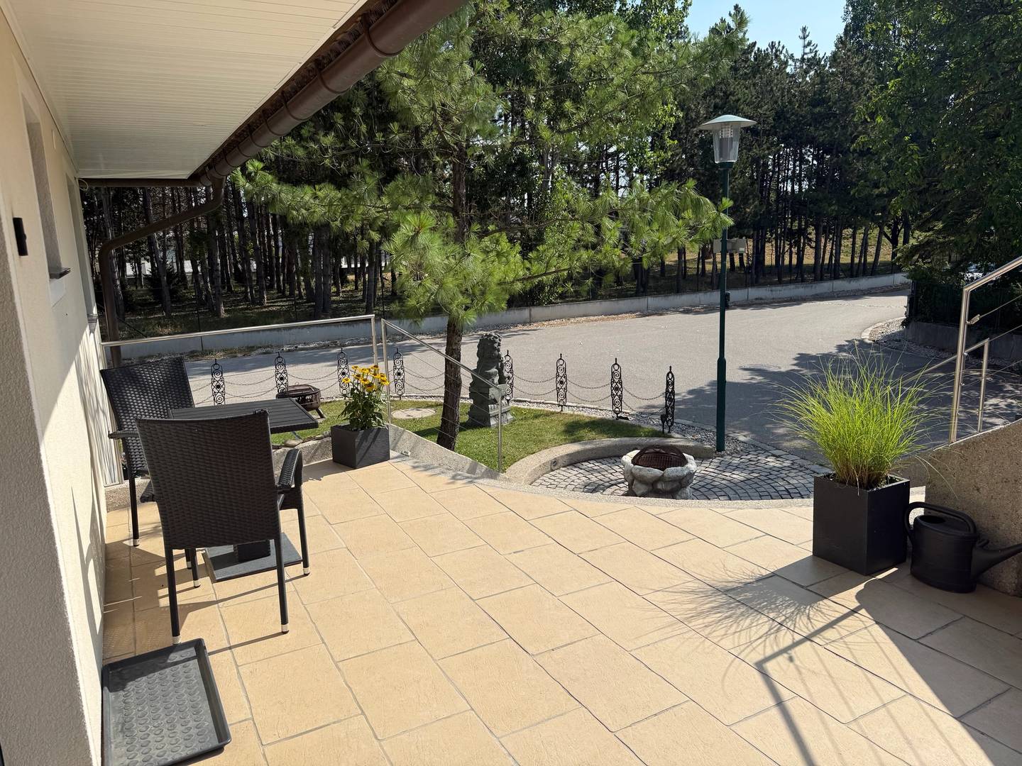 Familienwohnung mit privatem Pool und großzügigem Garten