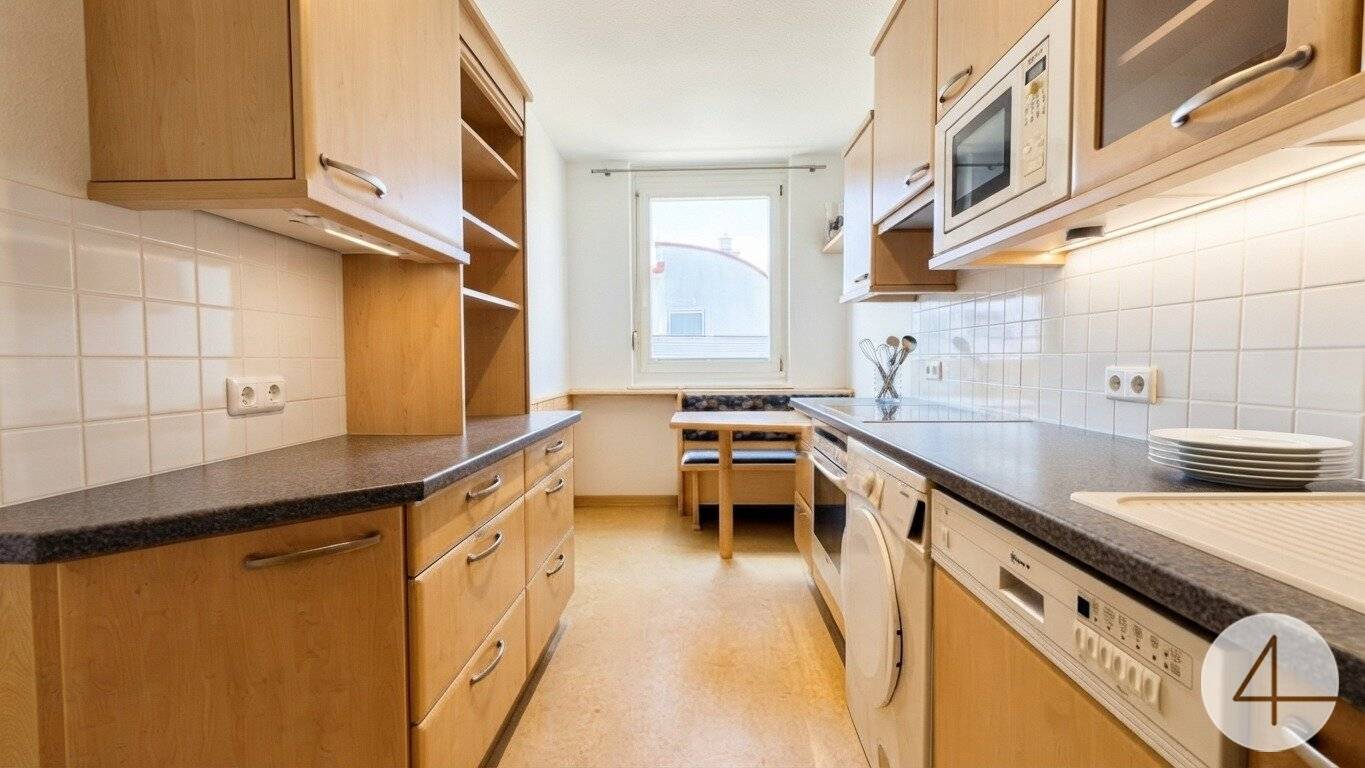 8Min to U2 - bright 3-room top floor apartment - sunny terrace - partially furnished - underground garage - great connections
