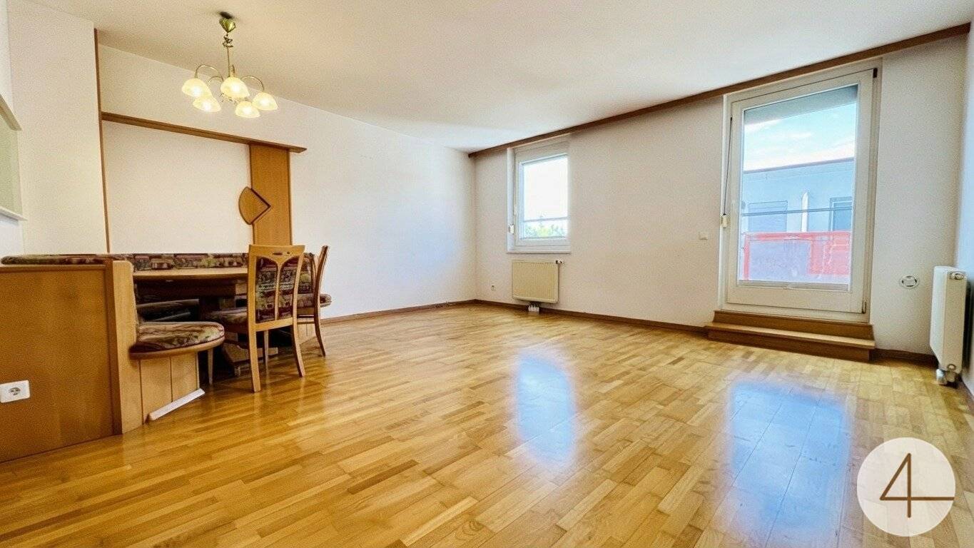 8Min to U2 - bright 3-room top floor apartment - sunny terrace - partially furnished - underground garage - great connections
