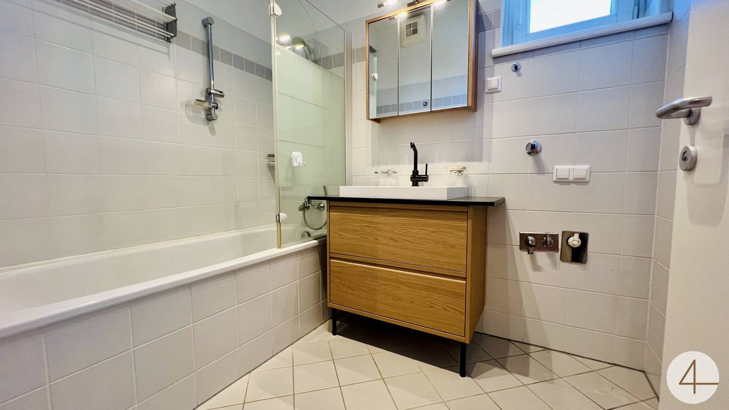 8Min to U2 - bright 3-room top floor apartment - sunny terrace - partially furnished - underground garage - great connections