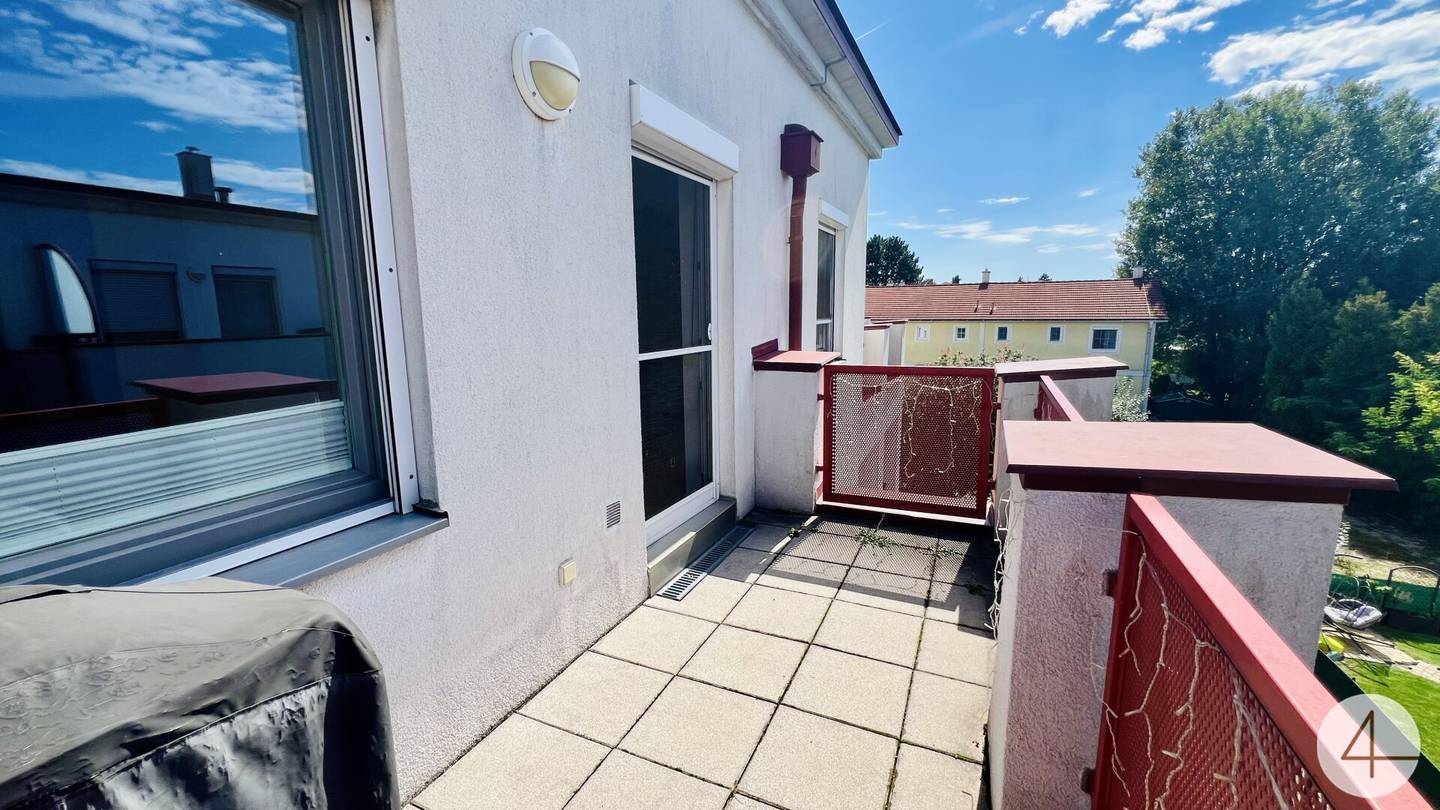 8Min to U2 - bright 3-room top floor apartment - sunny terrace - partially furnished - underground garage - great connections