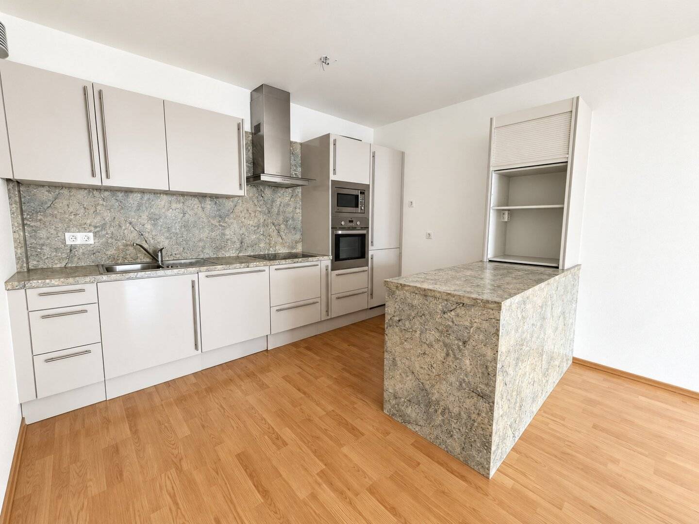 OVER THE ROOFTOPS OF SIMMERING | 3 rooms | approx. 88.52 m² usable area | Loggia | 5th floor | Elevator