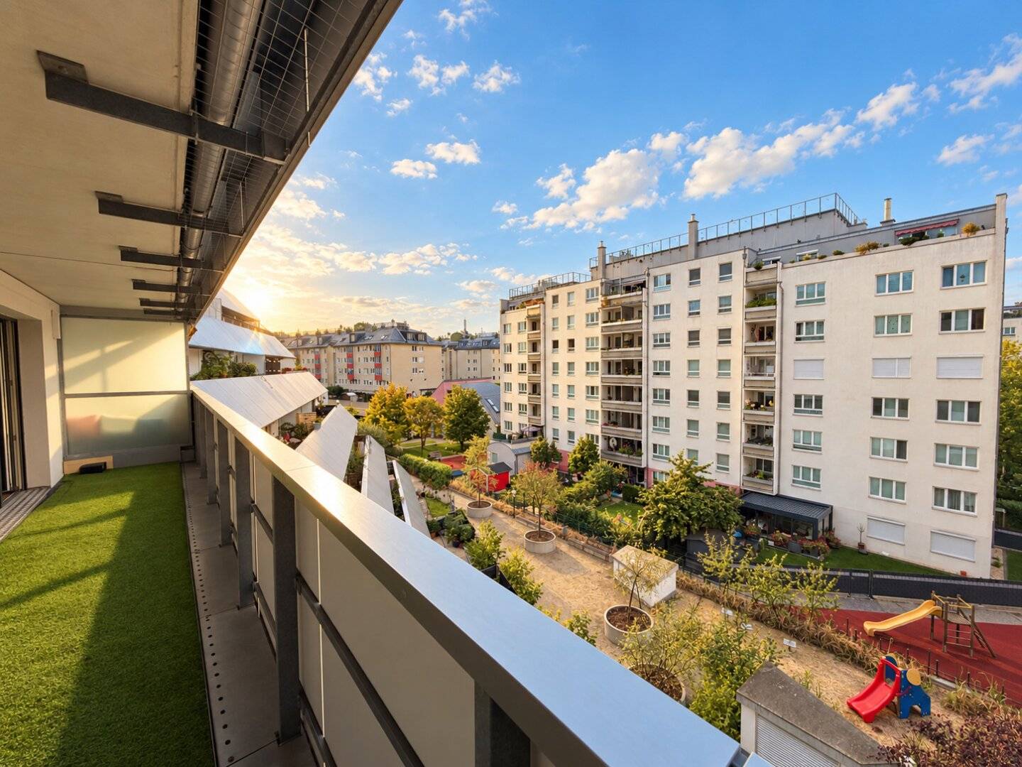 OVER THE ROOFTOPS OF SIMMERING | 3 rooms | approx. 88.52 m² usable area | Loggia | 5th floor | Elevator