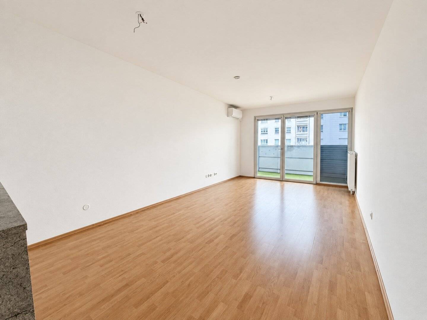 OVER THE ROOFTOPS OF SIMMERING | 3 rooms | approx. 88.52 m² usable area | Loggia | 5th floor | Elevator