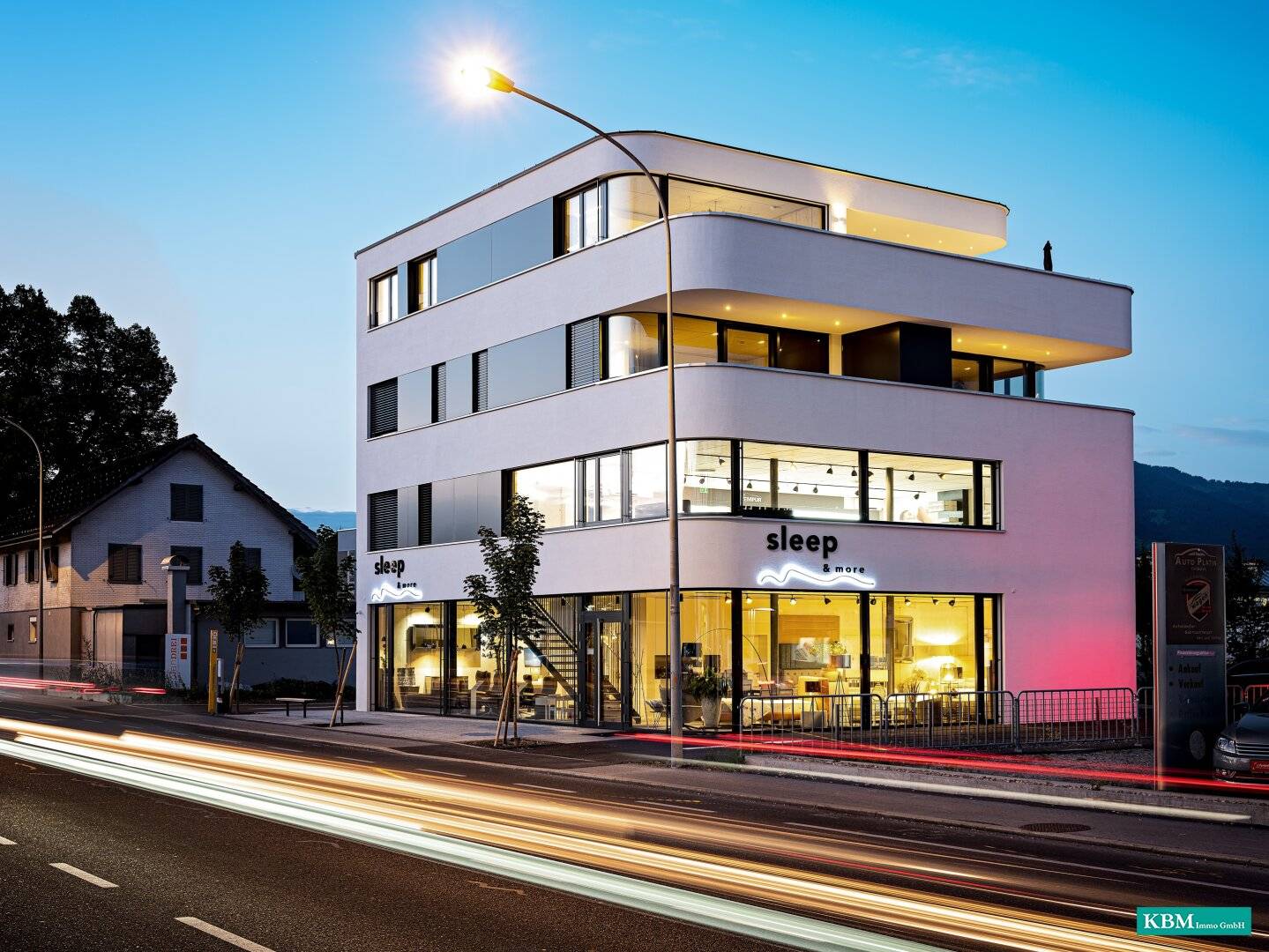 Attractive investment property with residential and commercial units