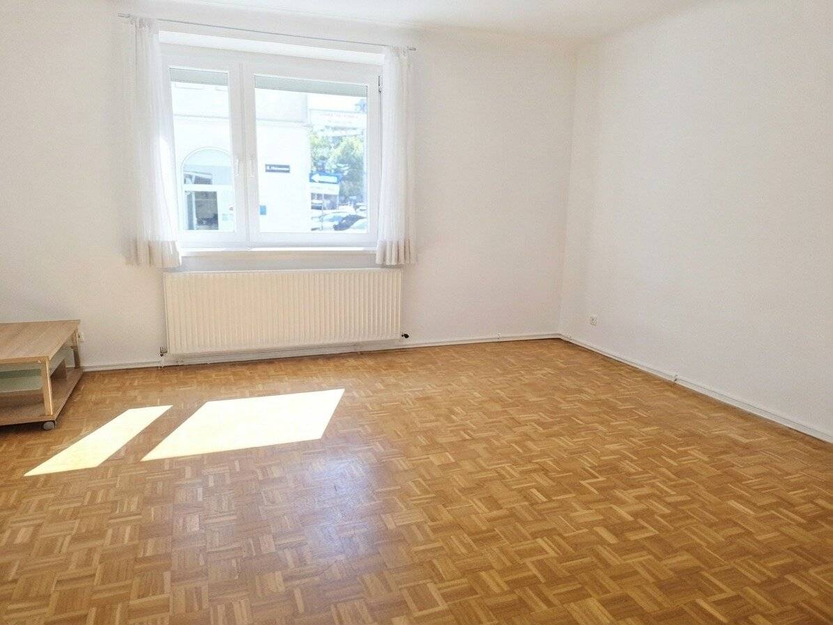 Couples and small families take note Newly renovated mezzanine apartment near U3