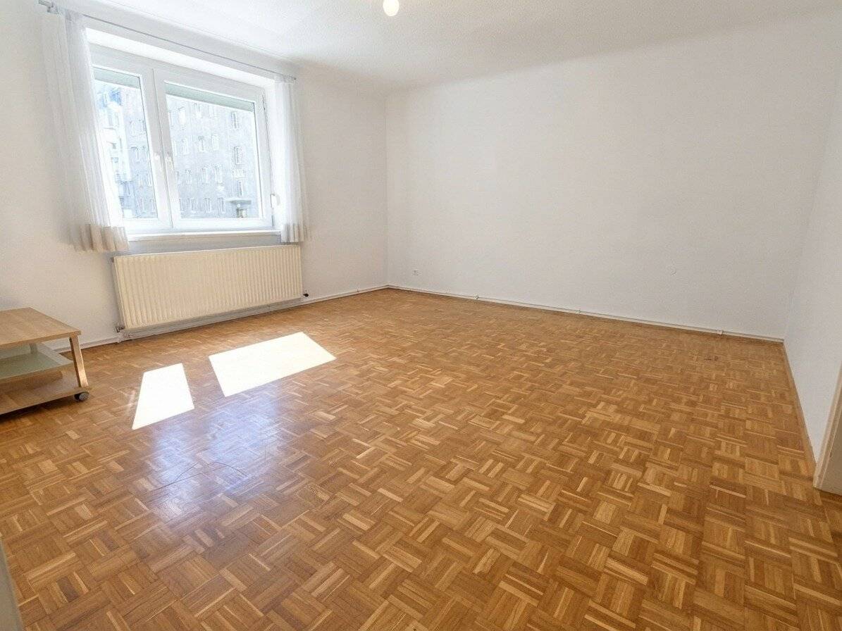 Couples and small families take note Newly renovated mezzanine apartment near U3