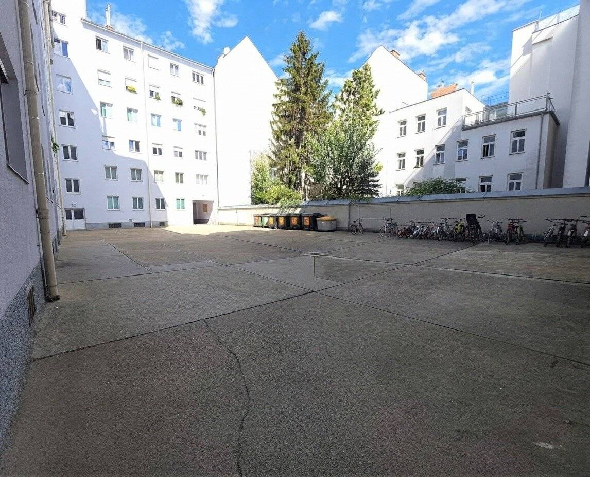 Couples and small families take note Newly renovated mezzanine apartment near U3