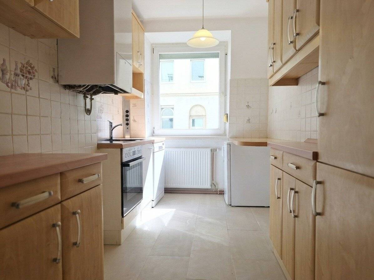 Couples and small families take note Newly renovated mezzanine apartment near U3
