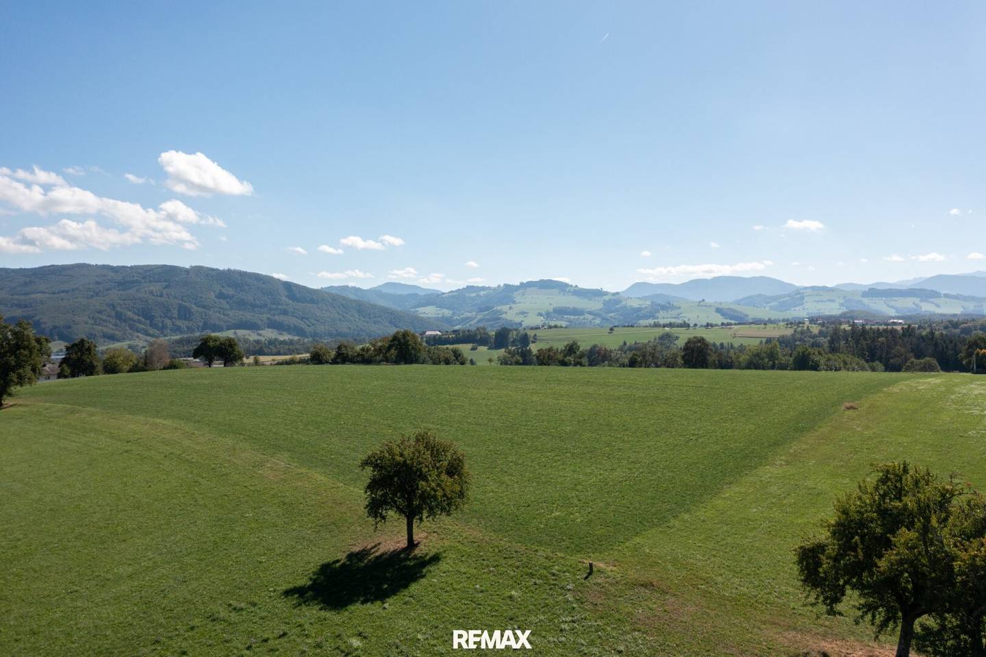 Exclusive building plot in Garsten-Nord (Sandbauernstraße): 1,074 m², fully serviced with stunning view