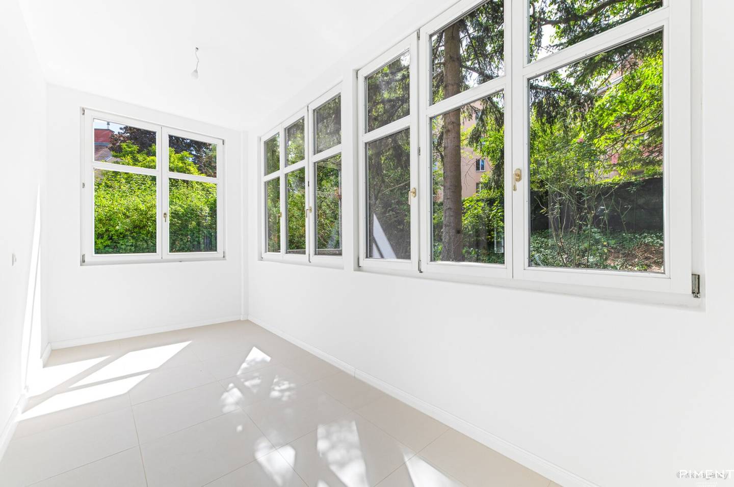 Renovated 3-room apartment with veranda and private garden