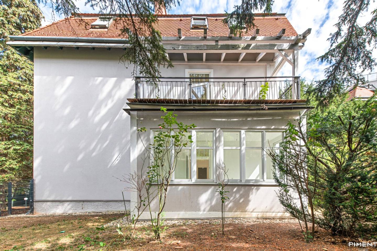 Renovated 3-room apartment with veranda and private garden