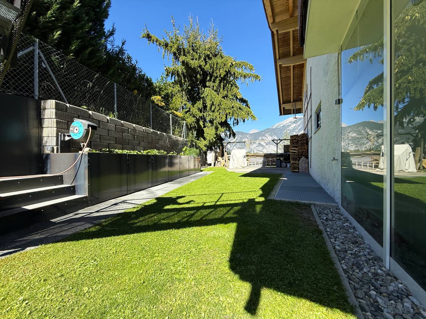 Ruhig gelegene Dachgeschosswohnung mit Privatgarten und Terrasse