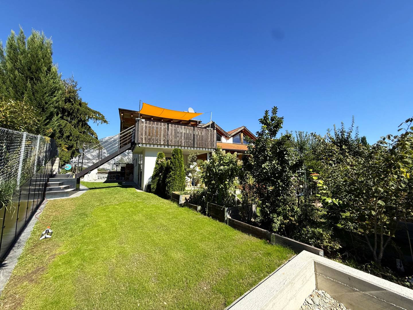 Ruhig gelegene Dachgeschosswohnung mit Privatgarten und Terrasse