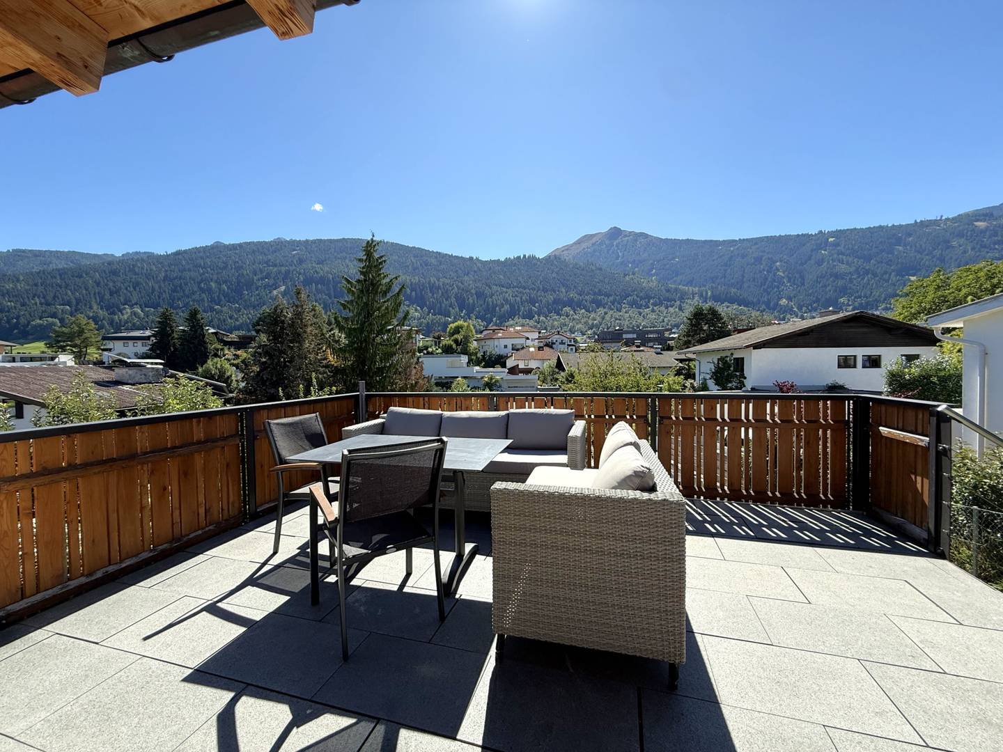 Ruhig gelegene Dachgeschosswohnung mit Privatgarten und Terrasse