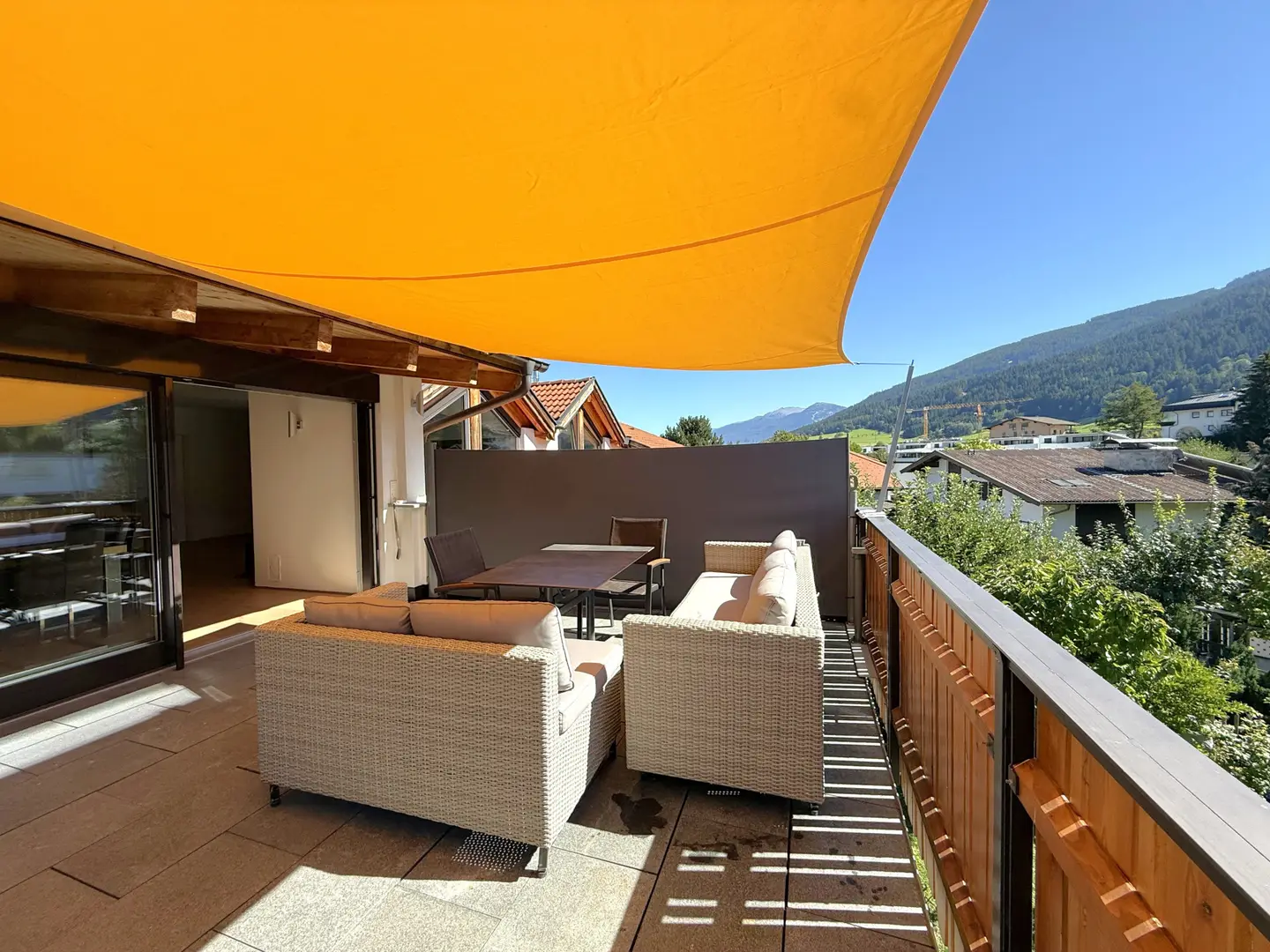 Terrasse Sonnensegel und Sichtschutz