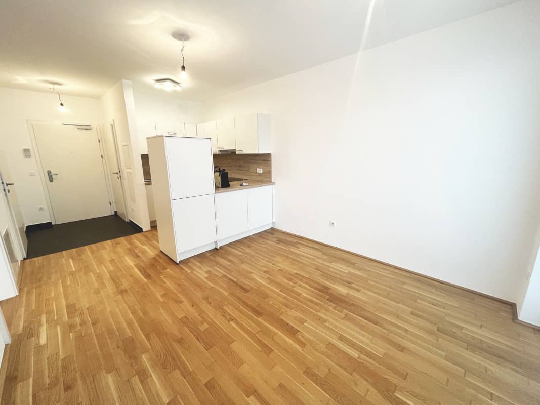 Bright apartment with loggia and modern fitted kitchen