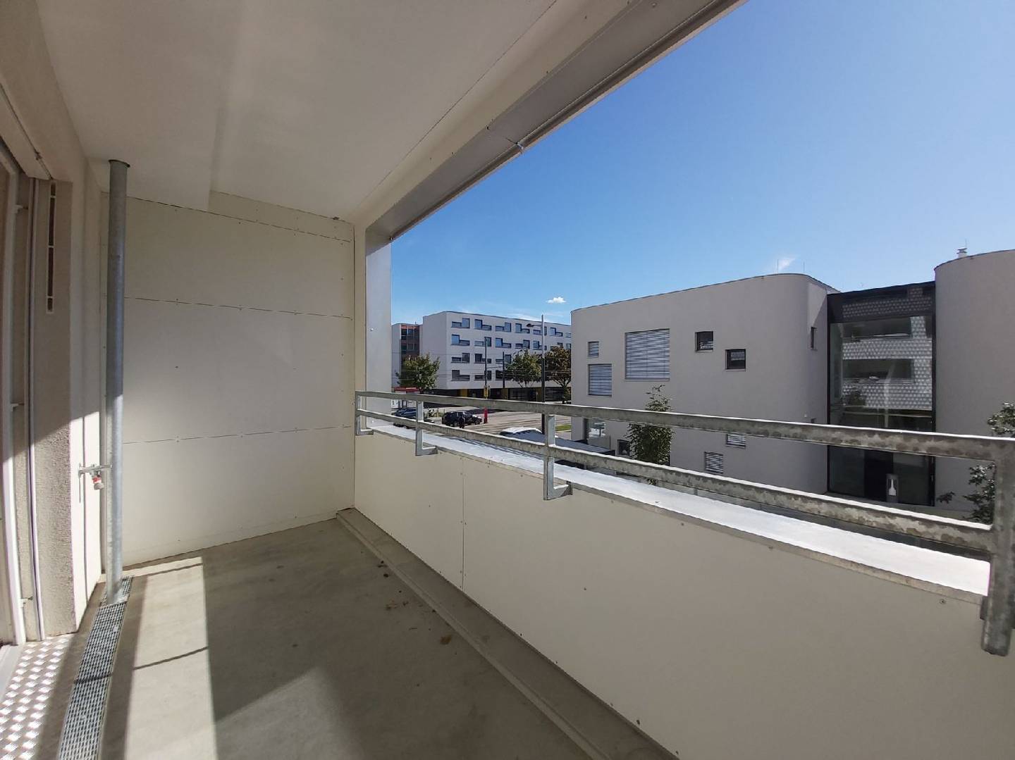 Helle Wohnung mit Loggia und Deckenkühlung