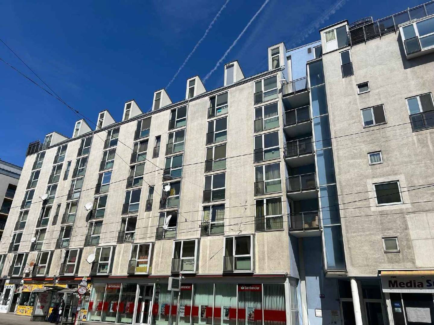 New build apartment with lift access and excellent transport links