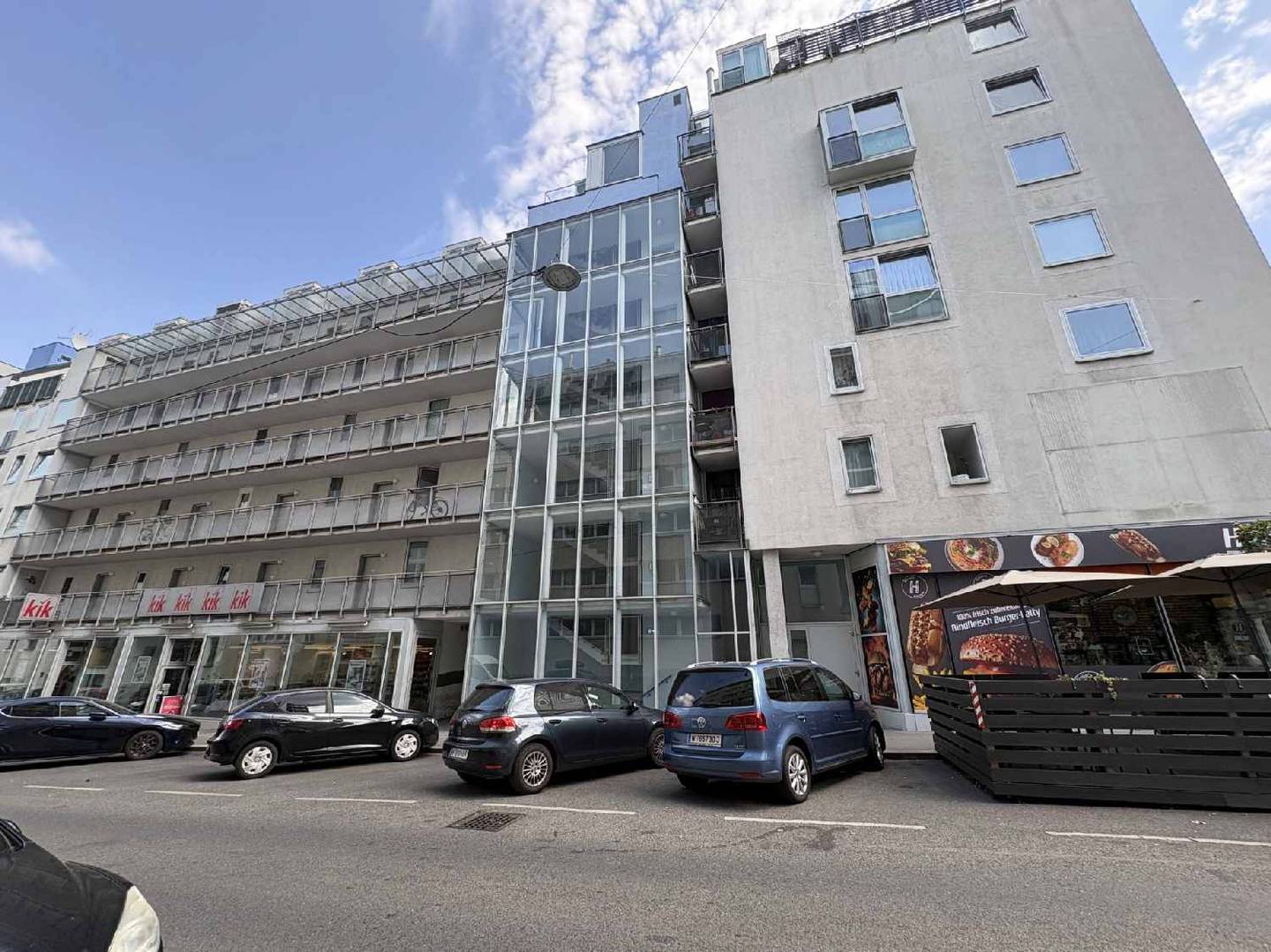 New build apartment with lift access and excellent transport links