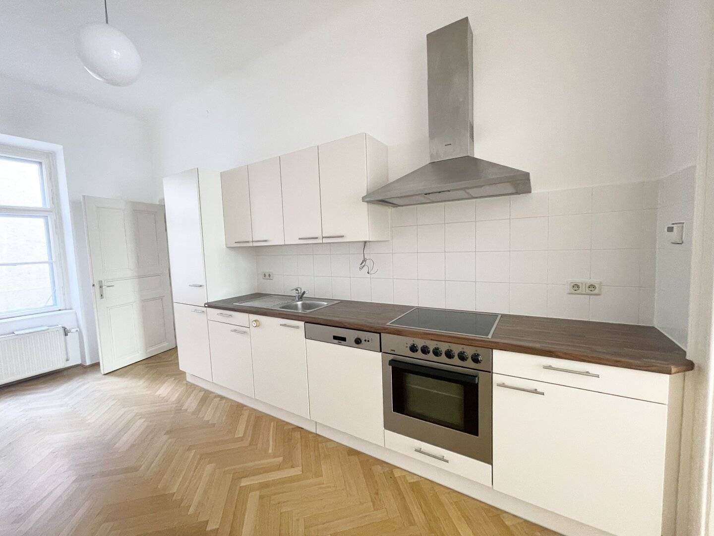 COMMISSION-FREE FROM THE OWNER! PERFECT STARTER APARTMENT NEAR NASCHMARKT!