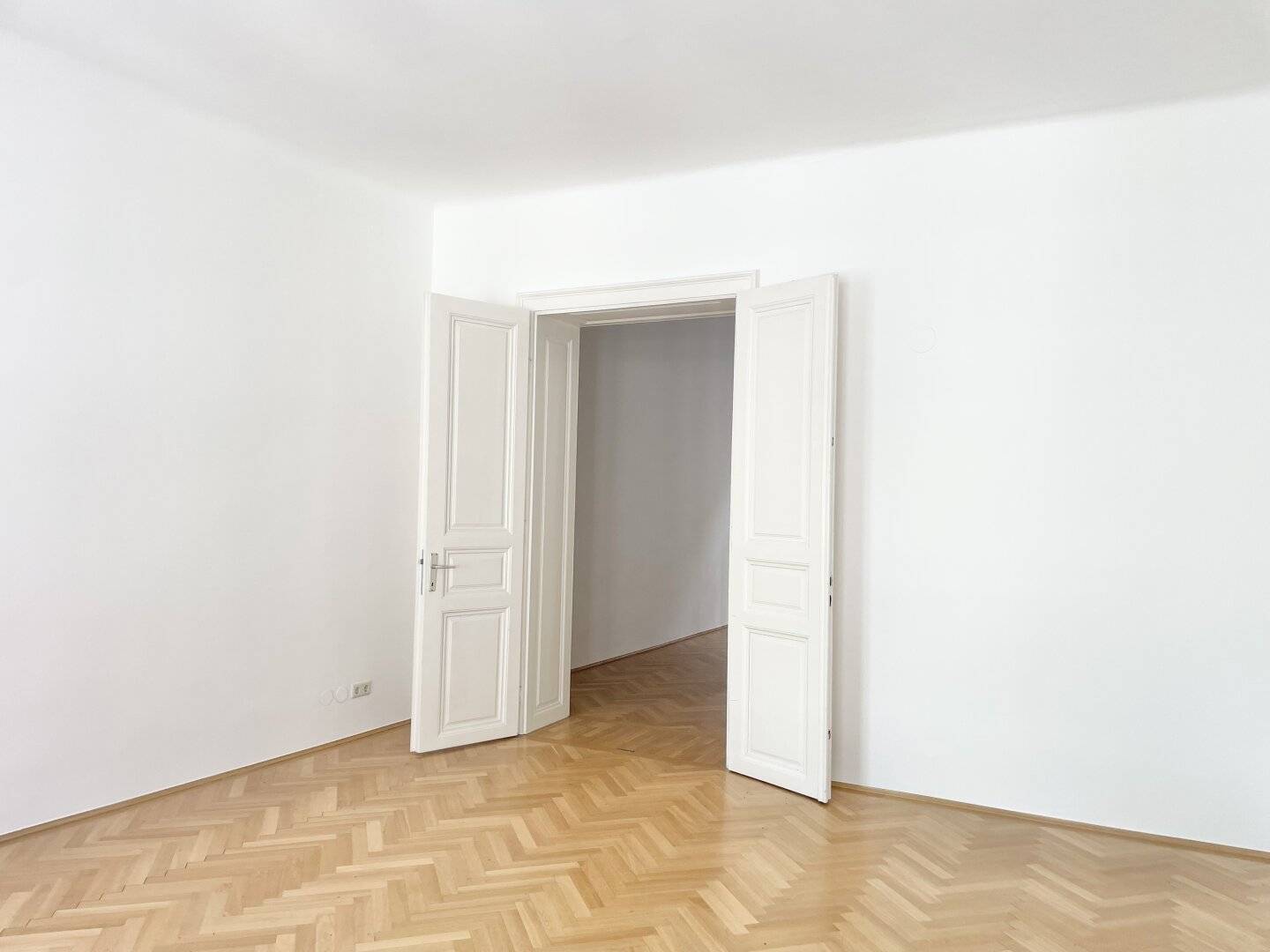 COMMISSION-FREE FROM THE OWNER! PERFECT STARTER APARTMENT NEAR NASCHMARKT!