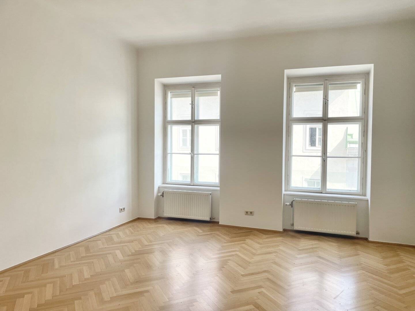 COMMISSION-FREE FROM THE OWNER! PERFECT STARTER APARTMENT NEAR NASCHMARKT!