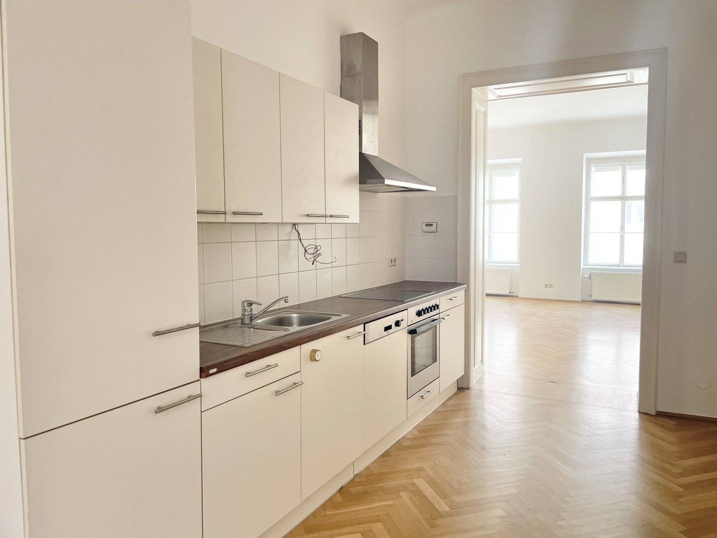 COMMISSION-FREE FROM THE OWNER! PERFECT STARTER APARTMENT NEAR NASCHMARKT!