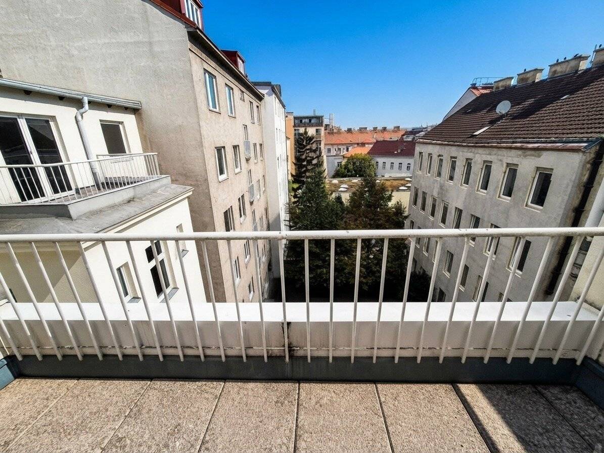 Attractive attic apartment near U1 Reumannplatz and Wien Hauptbahnhof Now enquire