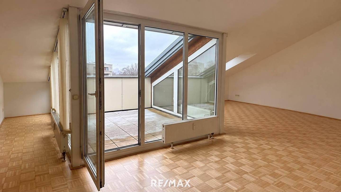Charmante Dachgeschosswohnung mit Terrasse und Tiefgarage in zentraler Lage