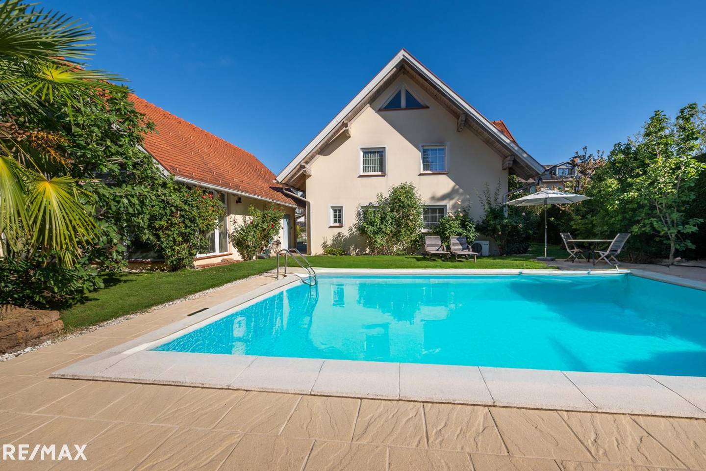 Sonnige Wohnung mit Privatgarten und Pool