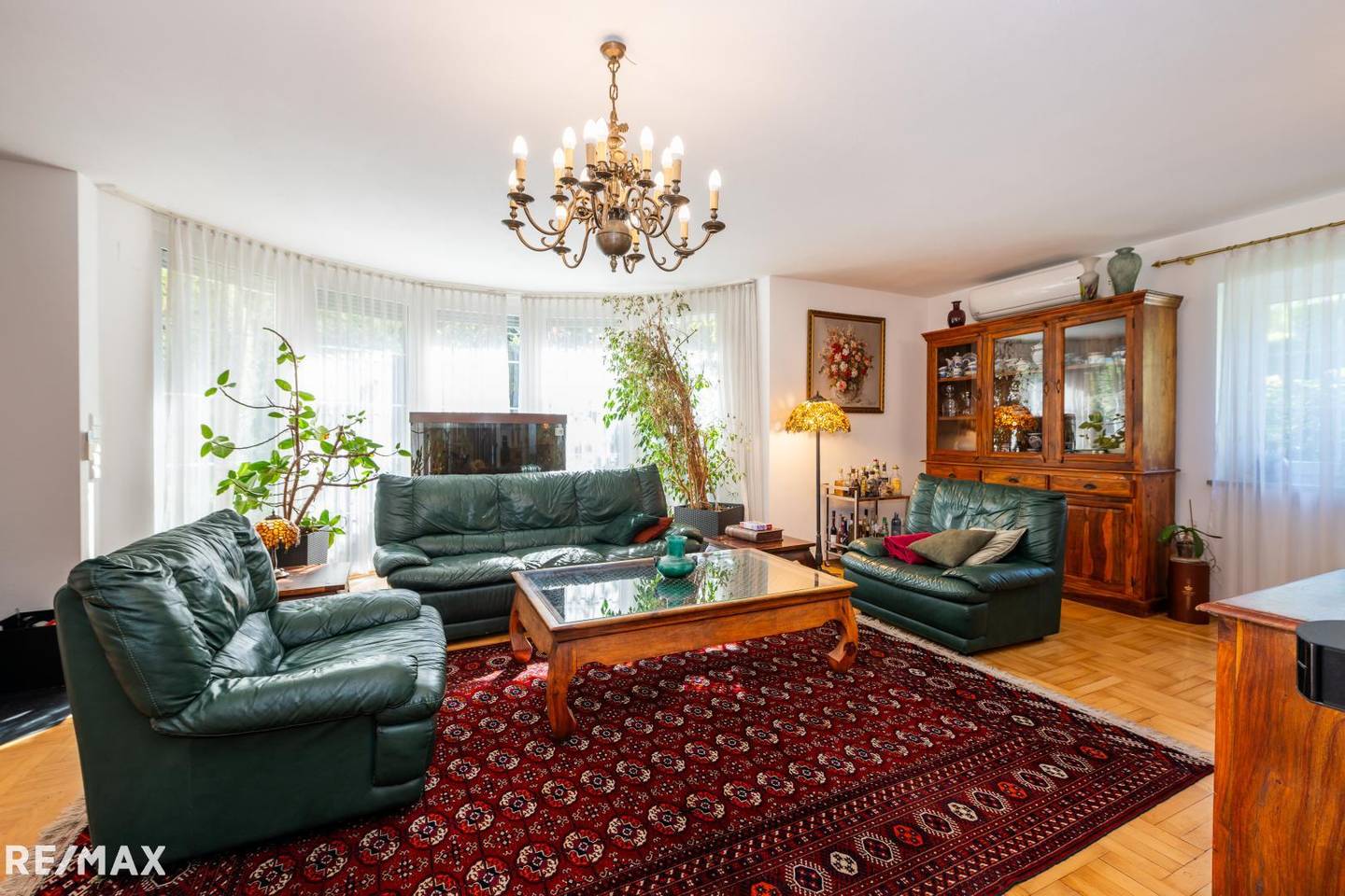 Sonnige Wohnung mit Privatgarten und Pool