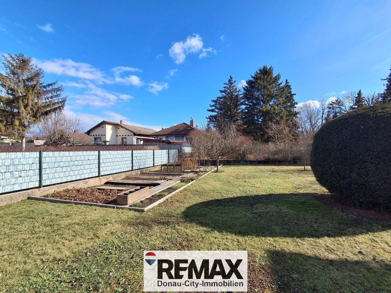 Family apartment with large garden and XXL garage near UNO