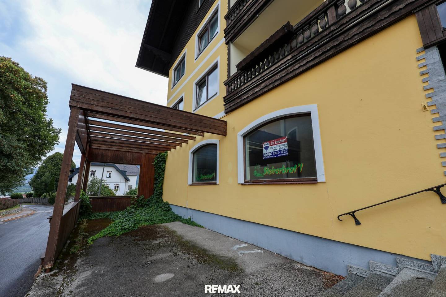 Versatile commercial space in central location