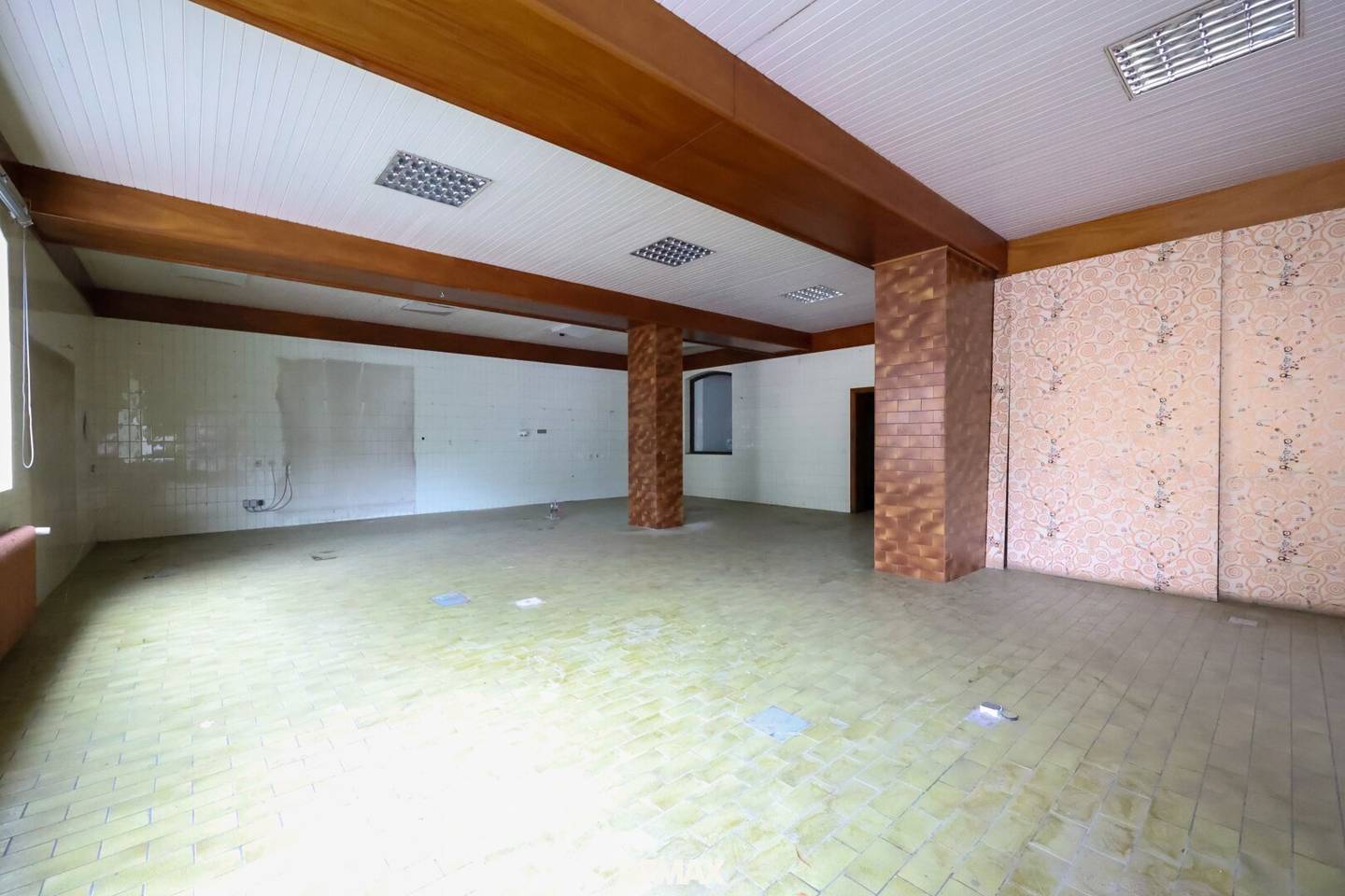 Versatile commercial space in central location