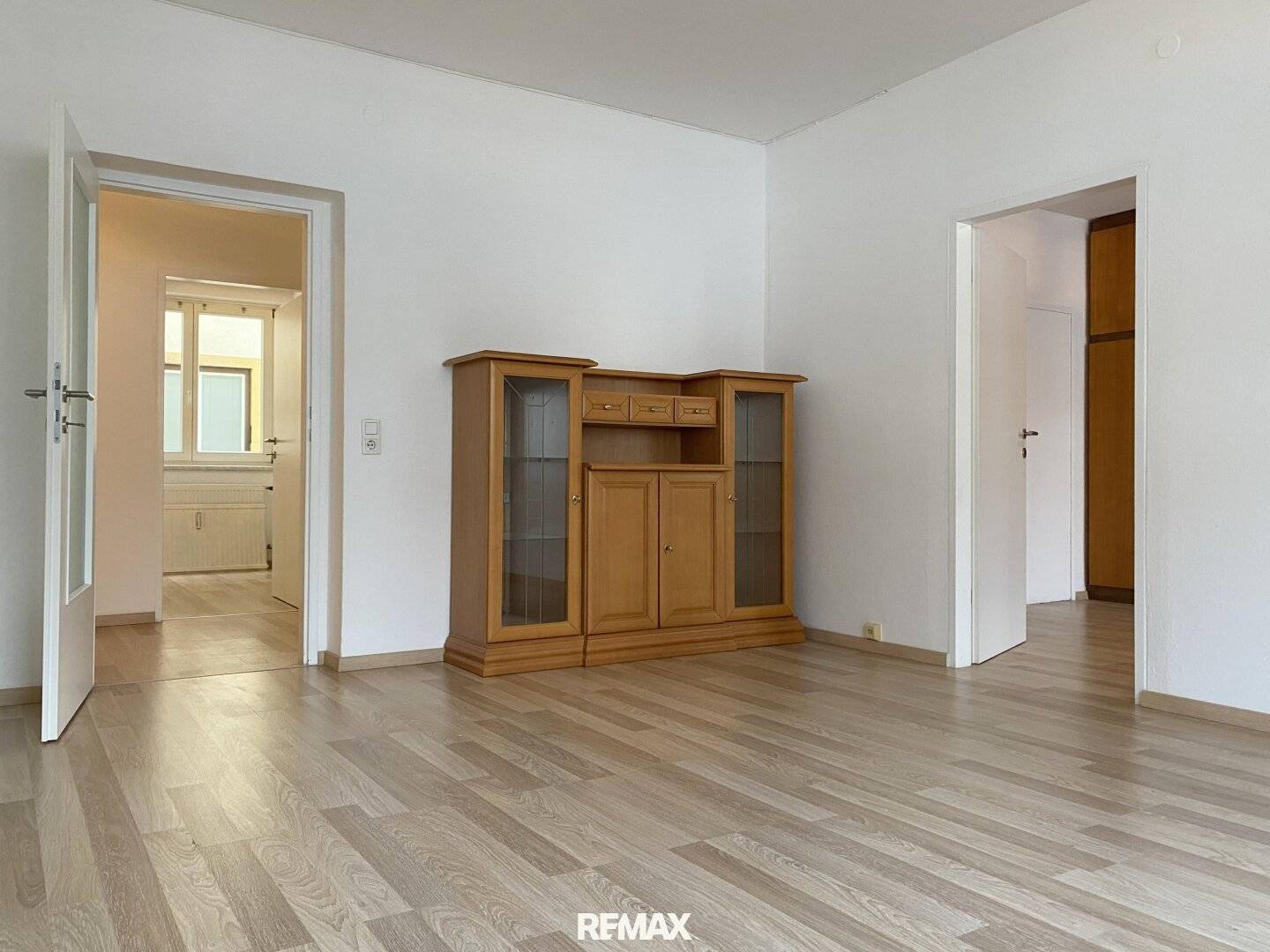 3-room rental apartment on the raised ground floor, loggia