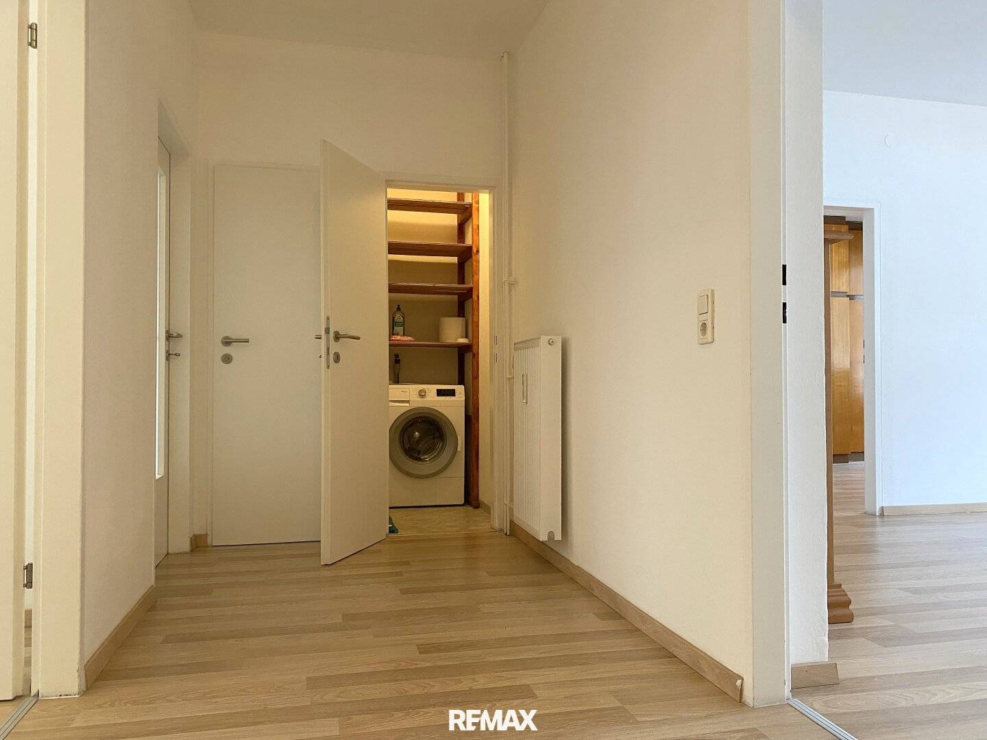 3-room rental apartment on the raised ground floor, loggia