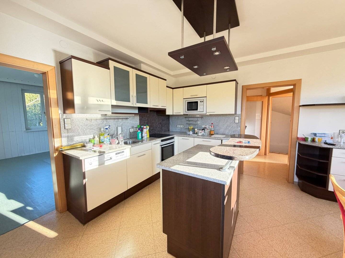 Move-in ready single-family house on spacious 1.817 m² plot with splendid view and view of the mountains
