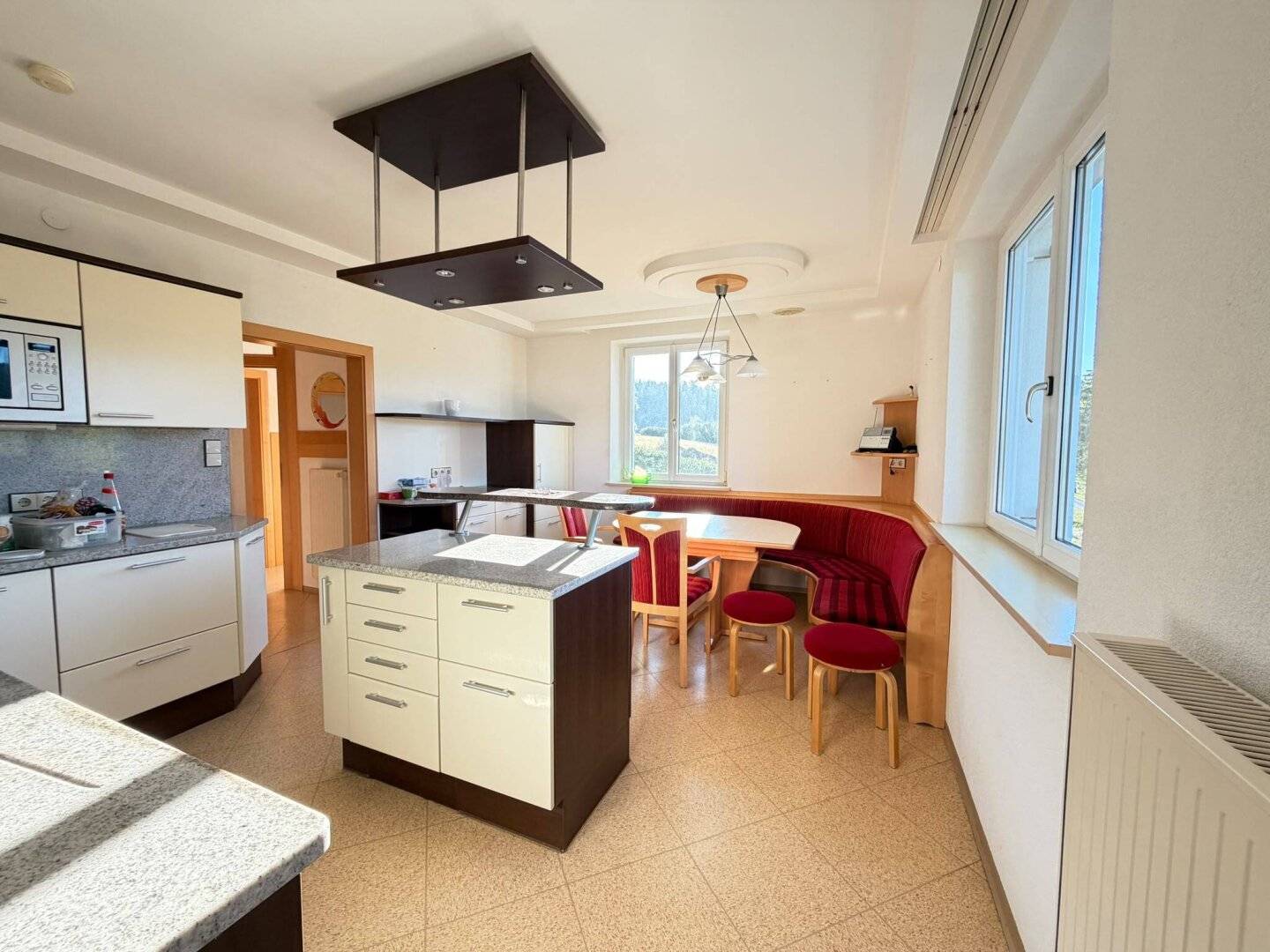 Move-in ready single-family house on spacious 1.817 m² plot with splendid view and view of the mountains