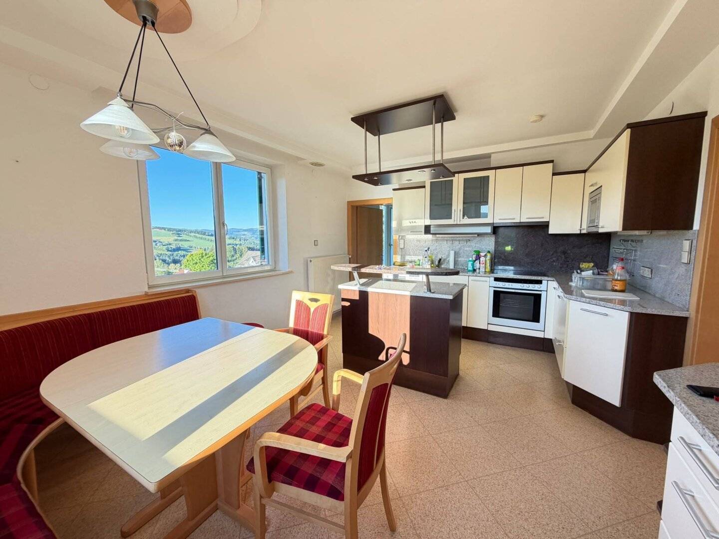 Move-in ready single-family house on spacious 1.817 m² plot with splendid view and view of the mountains