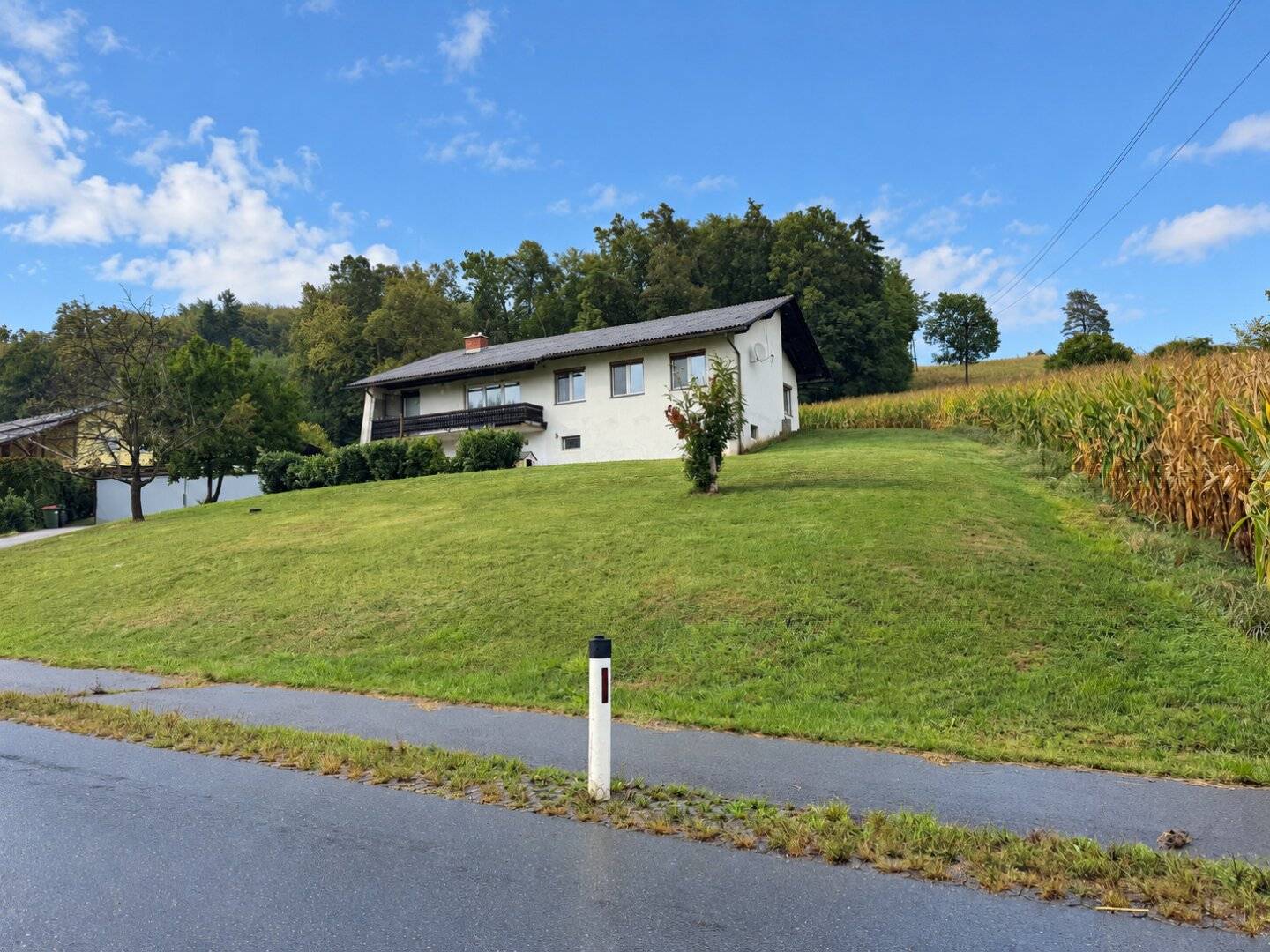 Well-maintained single-family house with large plot and modern building services – approx. 25 km from Graz