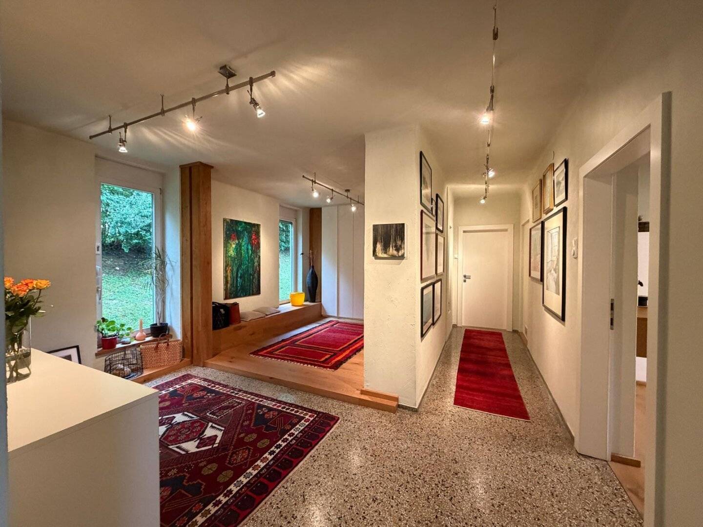 Spacious living in sunny panoramic location – modernised house with approx. 225 m² living space